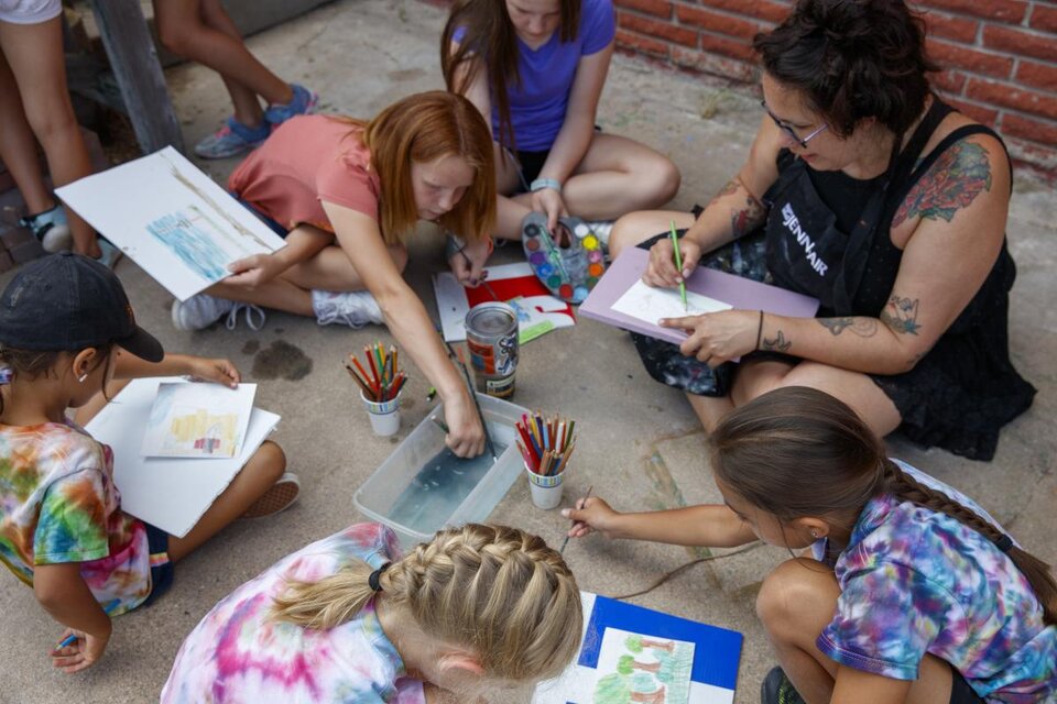 Students work in a group.