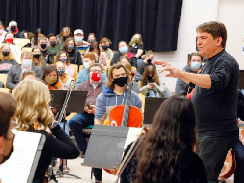 Boston Pops conductor Keith Lockhart at the front of a practice room giving a masterclass to School of Music students.