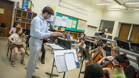 Dameer Gustafson, a junior music education major, teaches the UNL/LPS String Project second-year class in preparation for their concert April 17. Photo by Kristen Labadie/University Communication and Marketing. 