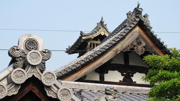 Roof tiles at Shunko-in